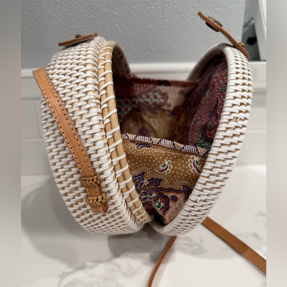 Chic rattan White and Tan Round Bag - Picture 8 of 12
